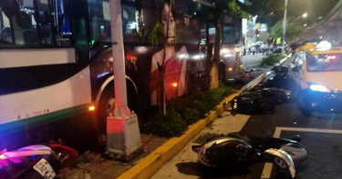 內湖公車衝上人行道「機車全翻」!員警遭撞倒...1人無呼吸心跳