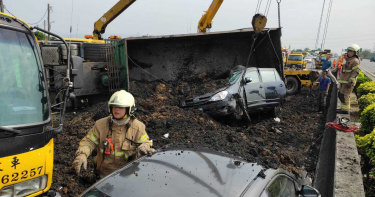 聯結車變換車道不當翻車 1婦人遭廢土活埋慘死