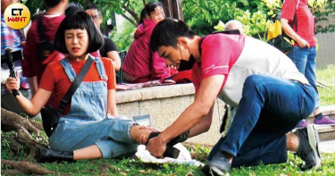 肌肉外送員1/才說不請大明星 禾浩辰「熊貓」上身摸骨救美