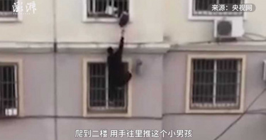3歲童「頭卡防盜窗」身體懸空!退役老兵「徒手爬樓救援」摔下骨折:不後悔