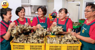 楊家第二代老大楊美珍（右2）、老二楊玉茹（正中）、老三楊佑忠（右1）、老么楊惠如（左2），以及第三代的王婷儀（左1），一家人齊心打拚，傳承楊哥楊嫂的好滋味。 （圖／宋岱融攝）