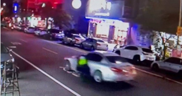 簡姓男子持有毒品，心虛踩油門逃逸，2警懸在車門邊遭拖行約50公尺。（民眾提供／楊靜茹南投傳真）