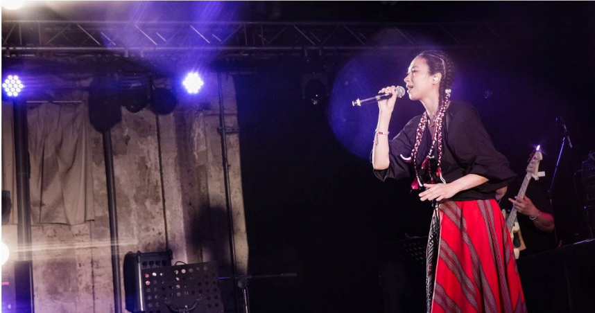 泰雅族語音樂創作人雅維茉芮，舉辦全族語專場演唱會《藤蔓wahi》。（圖／獨一無二娛樂文化提供）