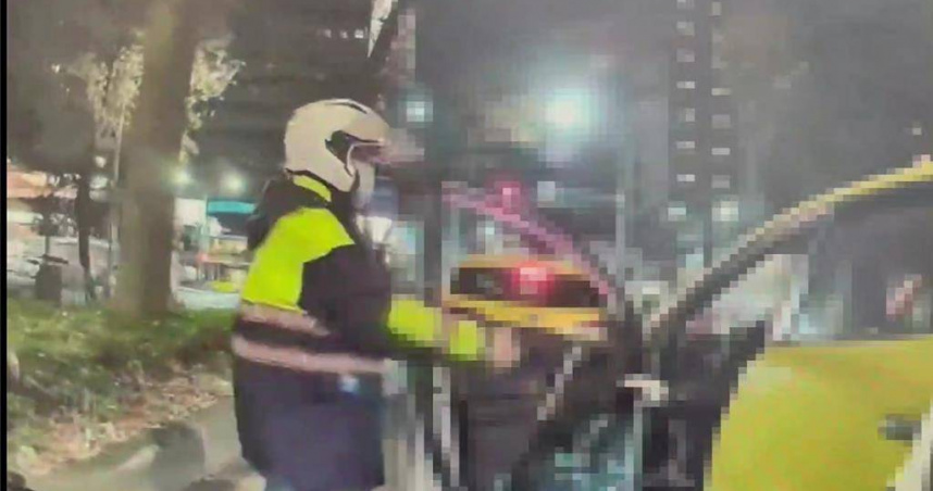 警方將計程車攔停，將羅男帶回管束。(圖／翻攝照片）