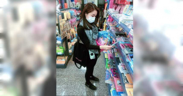 義賣《多情城市》戲服做愛心 張家瑋親挑文具送懷幼院童
