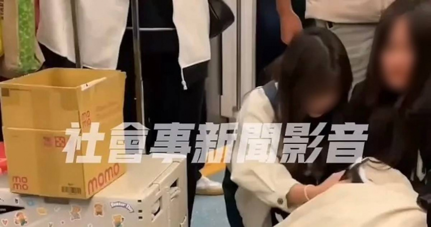 夫家暴妻離家竟追上火車強拉眾人怒斥制止。（ 圖／翻攝畫面）