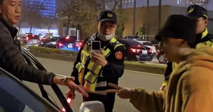 2輛車為觀賞台灣燈會搶車位，警方到場當公證人提出猜拳，才順利結束這起糾紛。（圖／翻攝內壢大小事臉書）