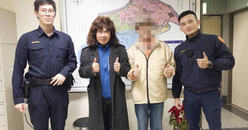 北市南港分局員警日前獲報舞棍阿伯求助，其錢包不慎遺落在計程車上。（圖／翻攝畫面）