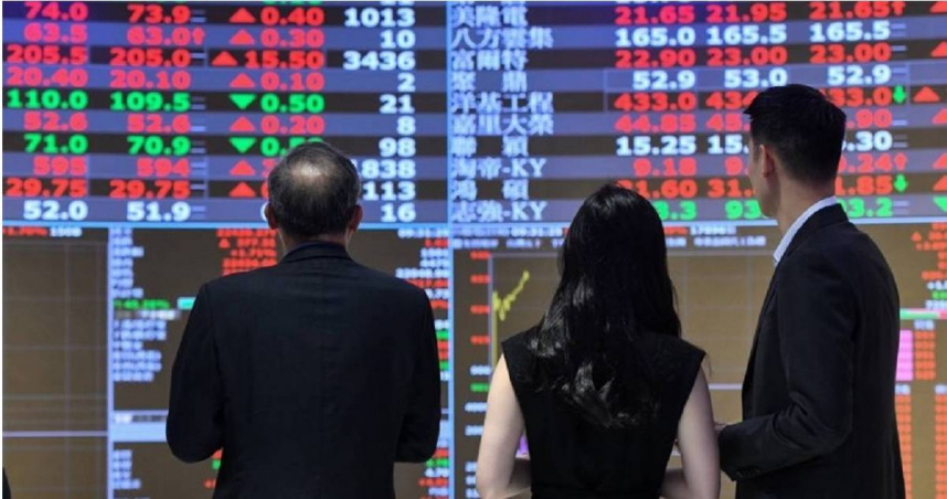 台股加權指數終場下跌101.21點，以23502.87點作收，跌幅0.42％。（圖／報系資料照）