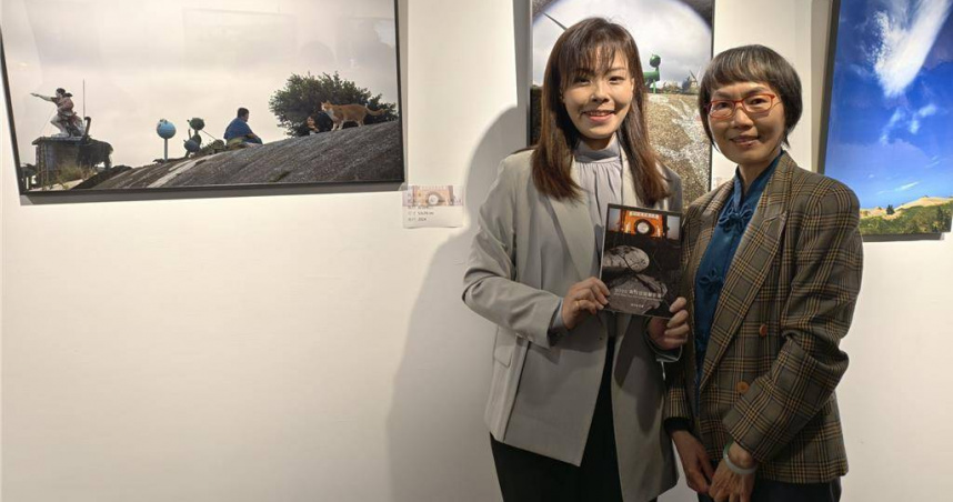 新竹市文化藝廊近日推出新竹逗席攝影節，新竹市長高虹安（左）22日也現身開幕活動。（圖／民眾提供）