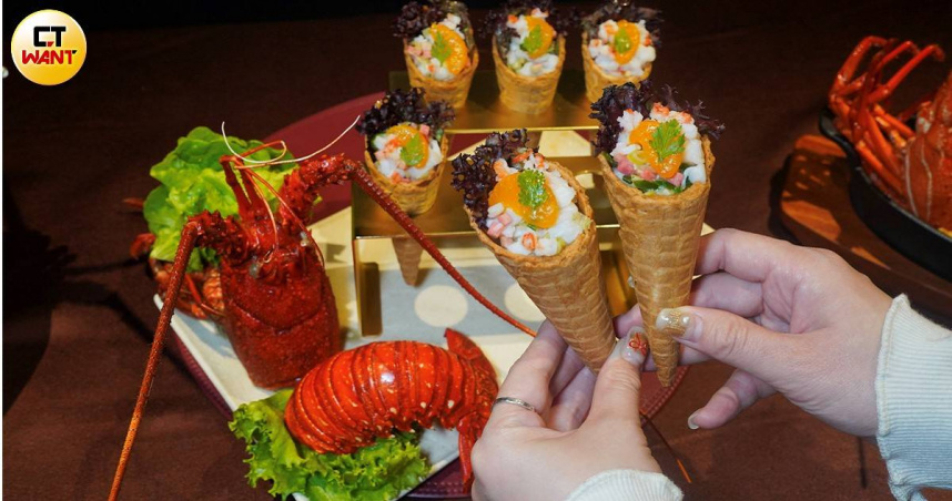 丰禾推出的「水果叭噗龍蝦鬆」以台式叭噗盛裝龍蝦肉與蔬果，彷彿蝦鬆的全新吃法。（圖／魏妤靜攝）