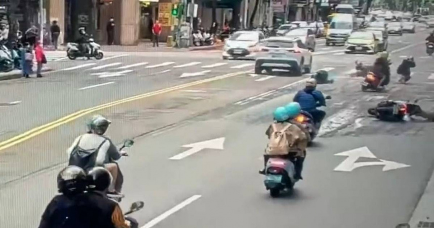 廢土滲漏引發連環摔車事故，警方開罰曳引車司機。（ 圖／翻攝畫面）