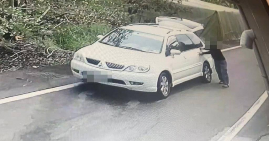 高雄市內門區一處香蕉園，7日遭蕉農發現數株香蕉遭盜採，報警發現竊賊竟是蕉農的老熟識，直接開車到香蕉園盜採販賣。（圖／警方提供）