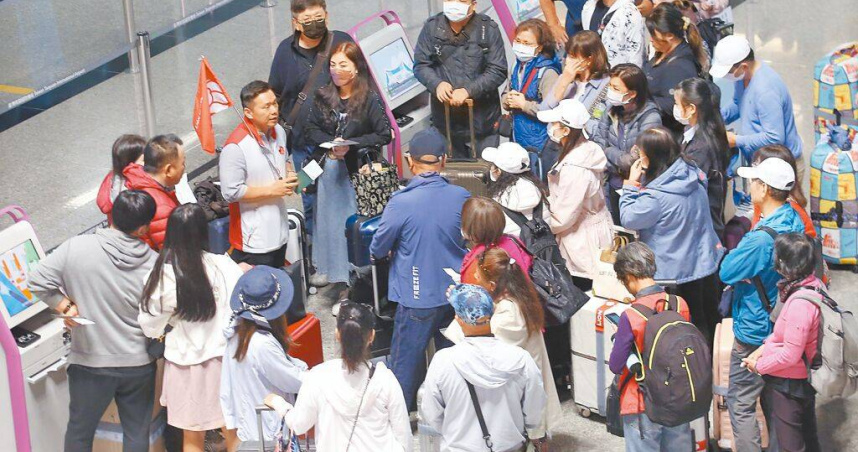 旅客出國遊玩時購買仿冒品，6月起除商品沒入外，還會被處最高1.5萬元罰鍰。示意圖為在桃園機場內的旅行團，非新聞當事人。（圖／報系資料照）