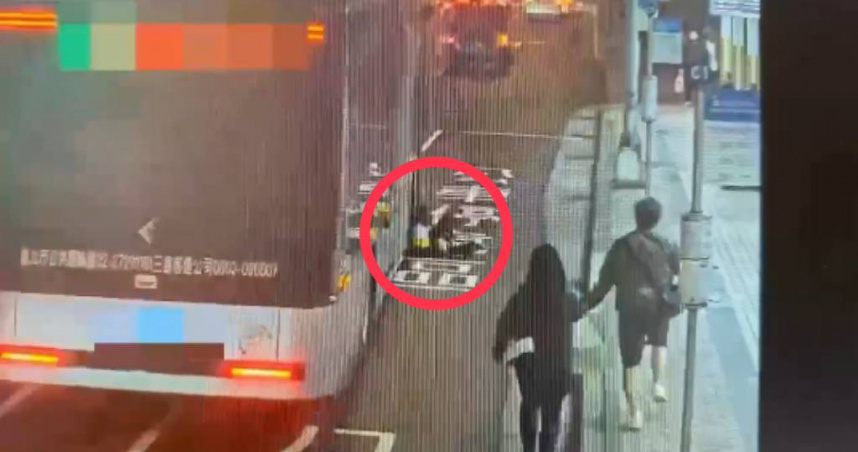 北車公車站前17日晚間發生公車車門夾住乘客，造成乘客遭拖行事故。（圖／翻攝畫面）