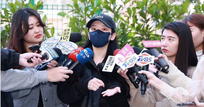 蔡瑞雪在警局前說明遭性騷事件。（圖／讀者提供）