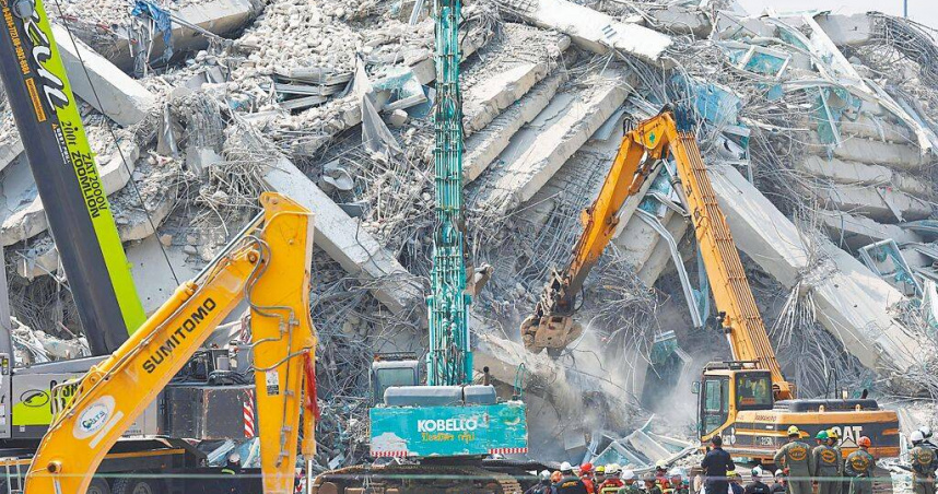 泰國曼谷1棟大樓受緬甸強震影響而倒塌，救援人員29日持續搶救受困失聯民眾。（圖／路透）