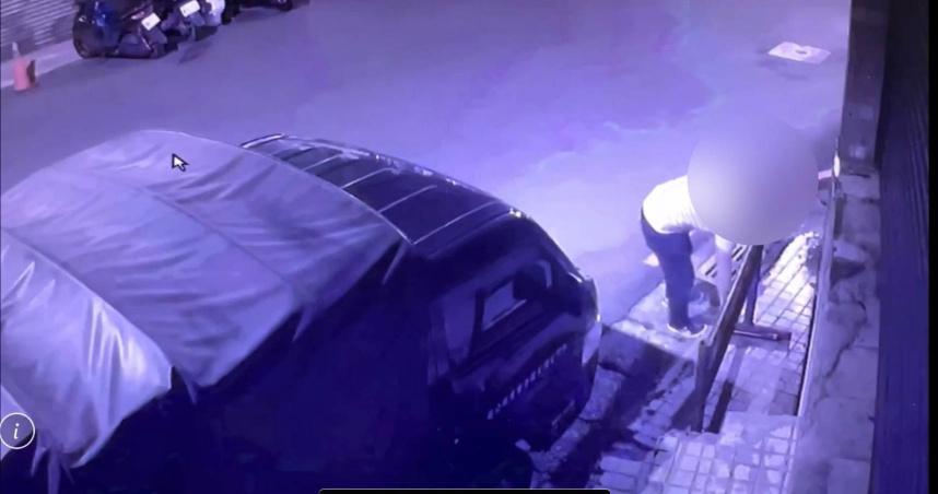 樹林男持棍隨機砸車，犯案後將作案工具撿起逃逸，警方目前已鎖定涉案車輛與犯嫌追緝中。（圖／翻攝畫面）