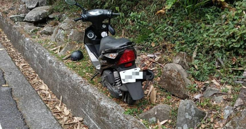 台3線313公里1處彎道發生事故，騎士自摔排水溝重傷，經送醫搶救仍不治身亡。（圖／翻攝畫面）