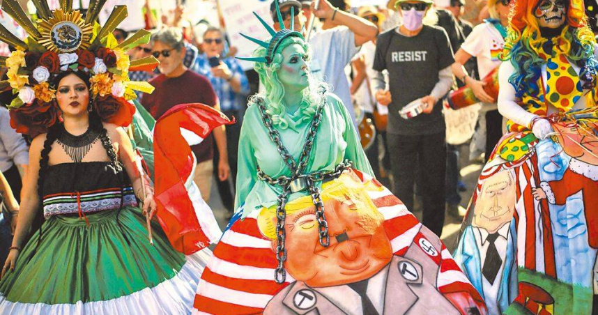 美國各地發起「反川普」活動，川普指貿易戰不容易，籲人民堅持到底。（圖／達志／路透社）