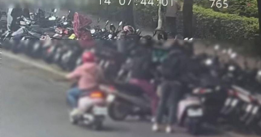 通緝犯謝男在台大醫院行竊，並將民眾腰包內的財物搜刮後，再將包包遺棄花圃滅證。（圖／翻攝畫面）