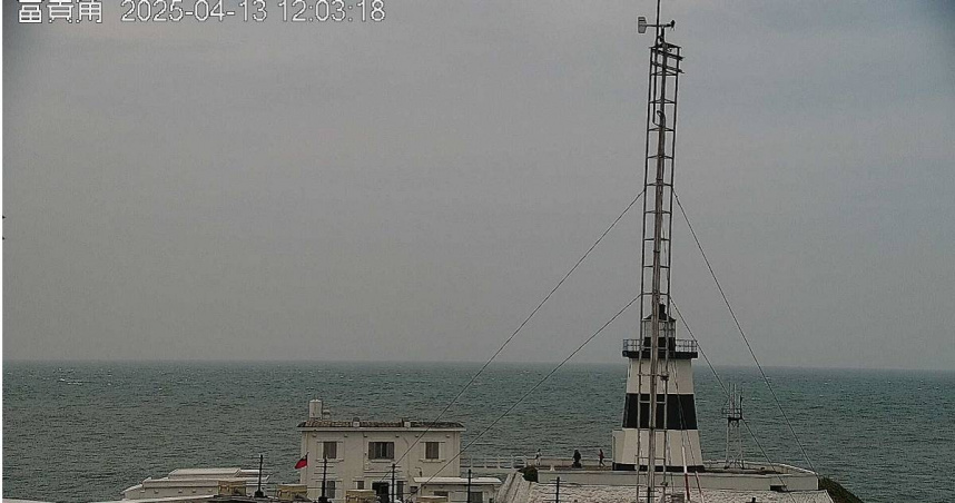 富貴角地區空氣品質不佳，達紅色警示等級。（圖／翻攝自環境部空品監測網）