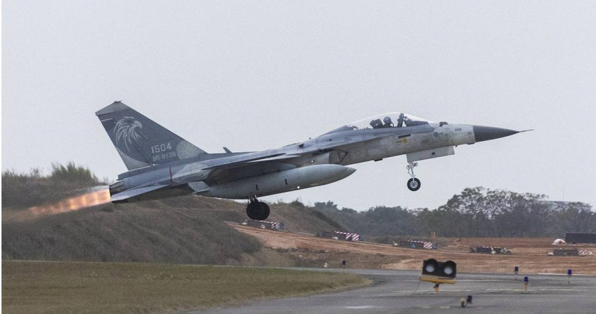 馬公基地IDF戰機輪煞故障停跑道。（示意圖／報系資料照）