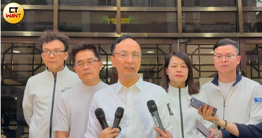 國民黨主席朱立倫等整夜終於盼來黃呂錦茹，強調會為了民主繼續站出來。（圖／沈建邦攝）