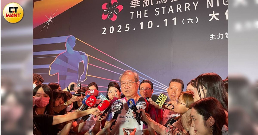 華航董事長高星潢、總經理陳漢銘（中）21日主持10月11日星空馬拉松報名啟動儀式。（圖／李蕙璇攝）