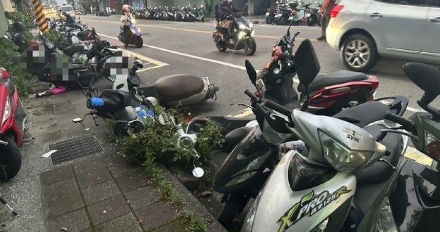 無照女開賓士失控狂撞15機車損失慘重。（圖／翻攝畫面）