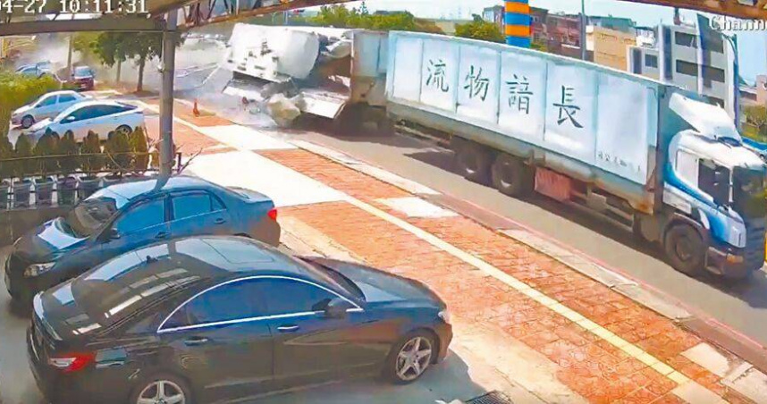 謝姓司機駕駛的聯結車疑似煞車失靈，連撞22輛汽、機車和腳踏車，造成11人受傷。（圖／翻攝畫面）