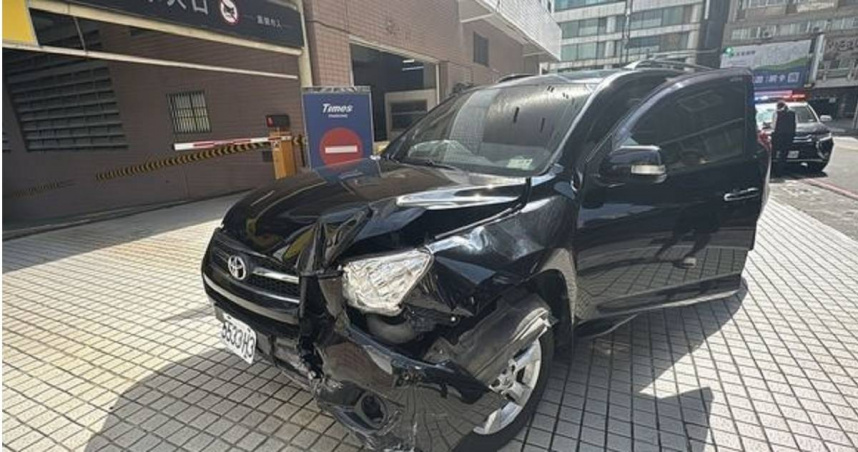 高雄76歲男開休旅車暴衝。（圖／翻攝畫面）