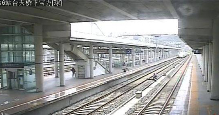 大陸四川省廣元火車站近日上演了一場生死救援。 （圖／翻攝自《紅星新聞》）