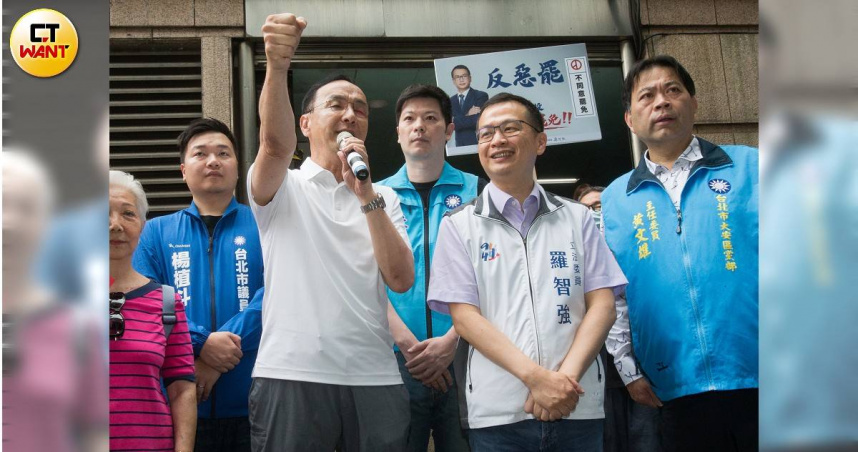 朱立倫（圖左三）今天在臉書上回應德國在台協會對他的譴責，並呼籲勿忘納粹當年如何以「合法程序」瓦解威瑪共和民主機制，邁向獨裁的血淚歷史教訓（圖/黃威彬攝）