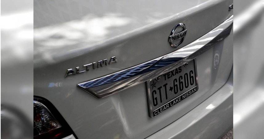 一名網友在網路上發文，表示他買了一輛BMW跑車Z4，想要選車牌時卻發現沒有阿拉伯數字「4」的車牌，讓他無奈直呼「國家級迷信？」（示意圖／Pixabay）。