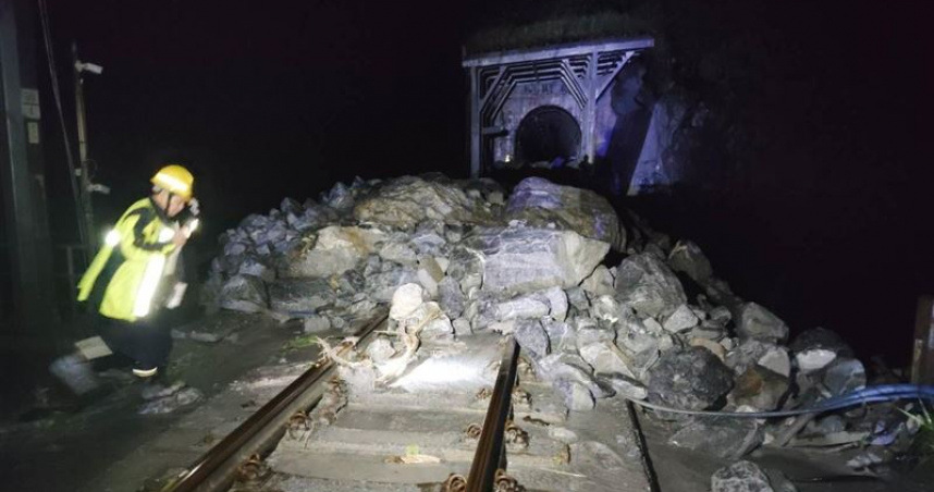 台鐵和仁=崇德間強降雨致使河水湍急，沖下土石泥流淹過軌面，電車線設備及路線受損，路線雙向不通。（圖／台鐵提供）