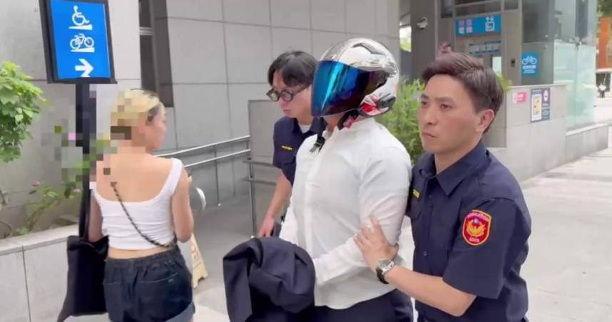 21歲的周男19日前往該診所洗牙，未料卻突然毆打沈醫師，其當場鼻血不止，北檢20日複訊後向法院聲請羈押獲准。（圖／翻攝畫面）