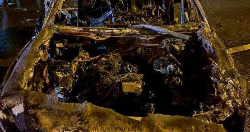 林男駕車突自撞護欄及橋墩再自燃，導致他疑噴飛車外失去生命跡象身亡。（圖／翻攝畫面）