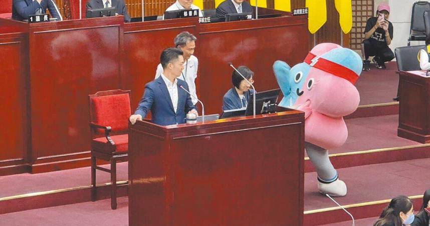 雙北世界壯年運動會落幕後，外界擔心吉祥物「壯寶」是否會失業，台北市長蔣萬安2日表示，壯寶不會失業，將會留下來為台北市壯年運動代言。（圖／中國時報徐佑昇攝）