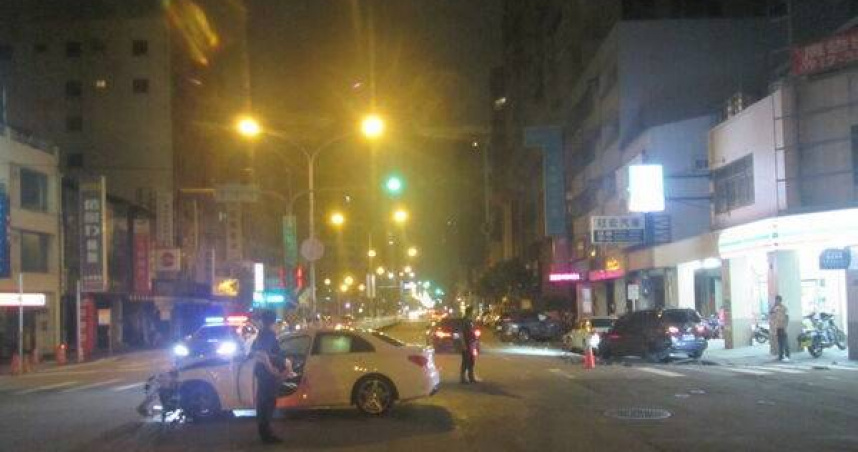 深夜賓士左轉遭飛撞。（ 圖／翻攝畫面）