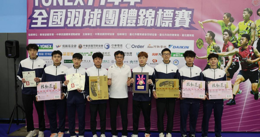 國體北商大 勇奪全團賽男乙組冠軍(中華羽協林怡男秘書長頒獎）（圖／中華民國羽球協會提供）。