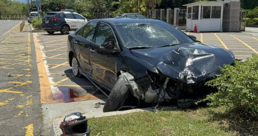 嘉義親水路發生機車與轎車碰撞事故，導致雙方車輛嚴重爛毀，造成2人受傷送醫。（圖／翻攝畫面）