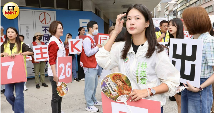 民進黨台北市議員林亮君21日在馬路口宣傳大罷免。圖為。（圖／方萬民攝）