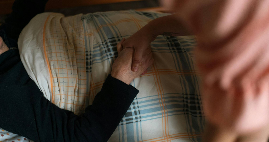 鍾男因跌倒癱瘓，身心受創想向法院聲請合法進行安樂死。（示意圖／翻攝自pexels）