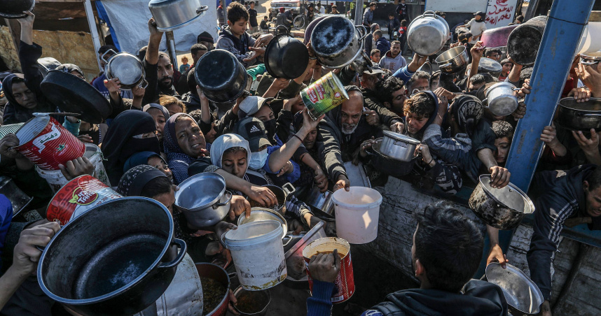巴勒斯坦人面臨飢荒，人們聚集在拉法慈善廚房（Tekka）領取餐食。（圖／達志／美聯社）