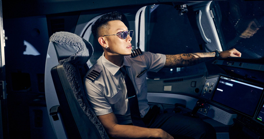 瘦子化身帥氣機場坐進駕駛艙。（圖／本色音樂提供）