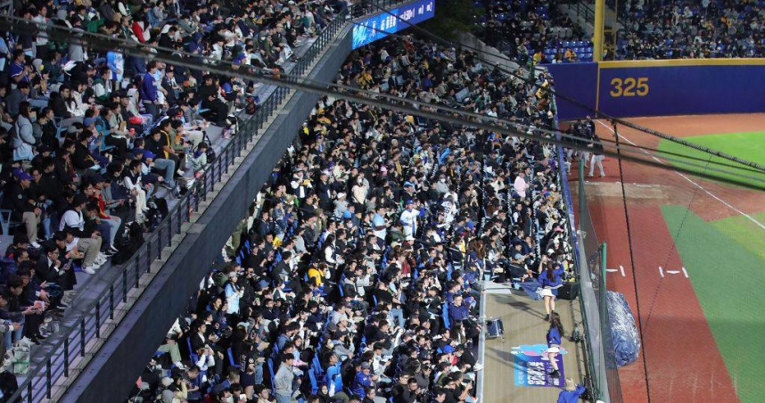 中華職棒12日富邦悍將對上台鋼雄鷹的比賽，傳出有外籍球迷闖入管制區，並在場邊做出不雅舉動，球團今日發聲。（圖／報系資料照）