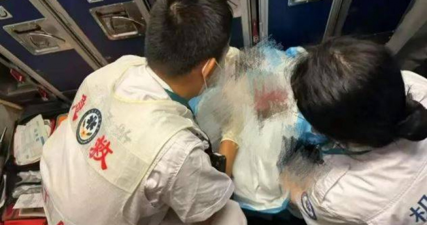 大陸近日有網友發文稱,1名16歲少女突然在飛機上分娩,送往醫院後被檢測出梅毒。(圖/翻攝自微博)