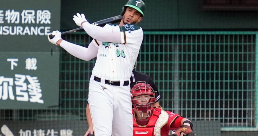 台鋼雄鷹洋將魔鷹妻子昨（18日）搭機來台時，突然身體不適休克，送醫搶救後不治。（圖／翻攝自台鋼雄鷹臉書）