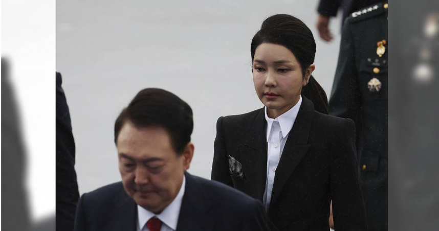 南韓前總統尹錫悅的夫人金建希（後），因涉及論文抄襲，碩士與博士學位先後遭到撤銷。（圖／達志／美聯社）